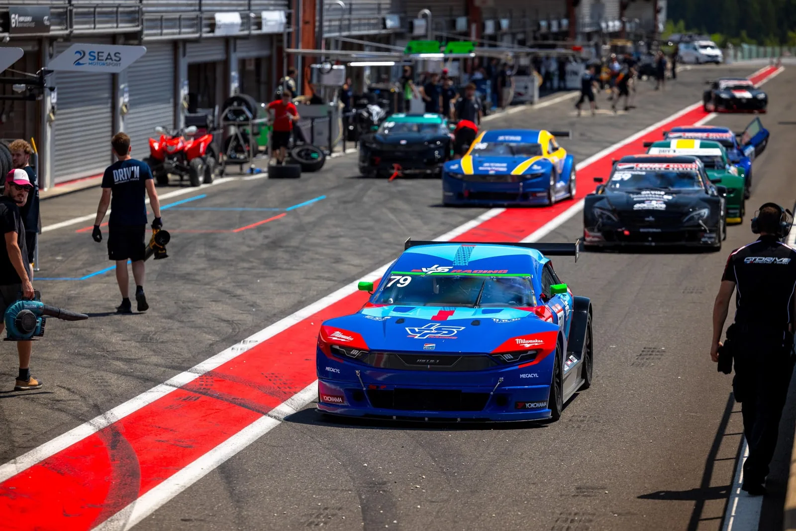 La voie des stands de Magny-Cours avant la séance. — Photo Mitjet International
