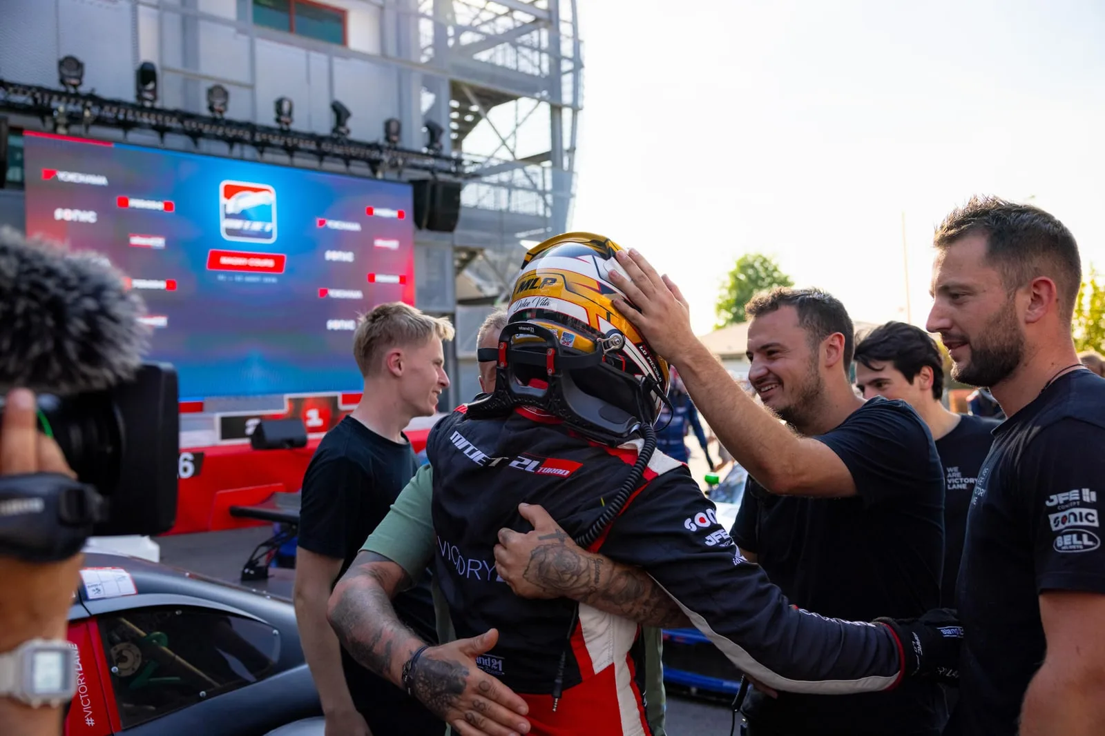 Le podium se fête en parc fermé, au terme d’un week-end écrasé de chaleur. — Photo Mitjet International