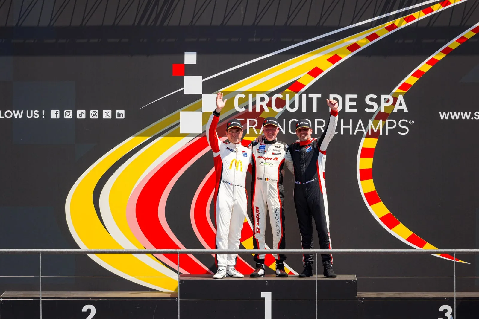 Le podium, devant la fresque du Circuit de Spa-Francorchamps. — Photo Mitjet International